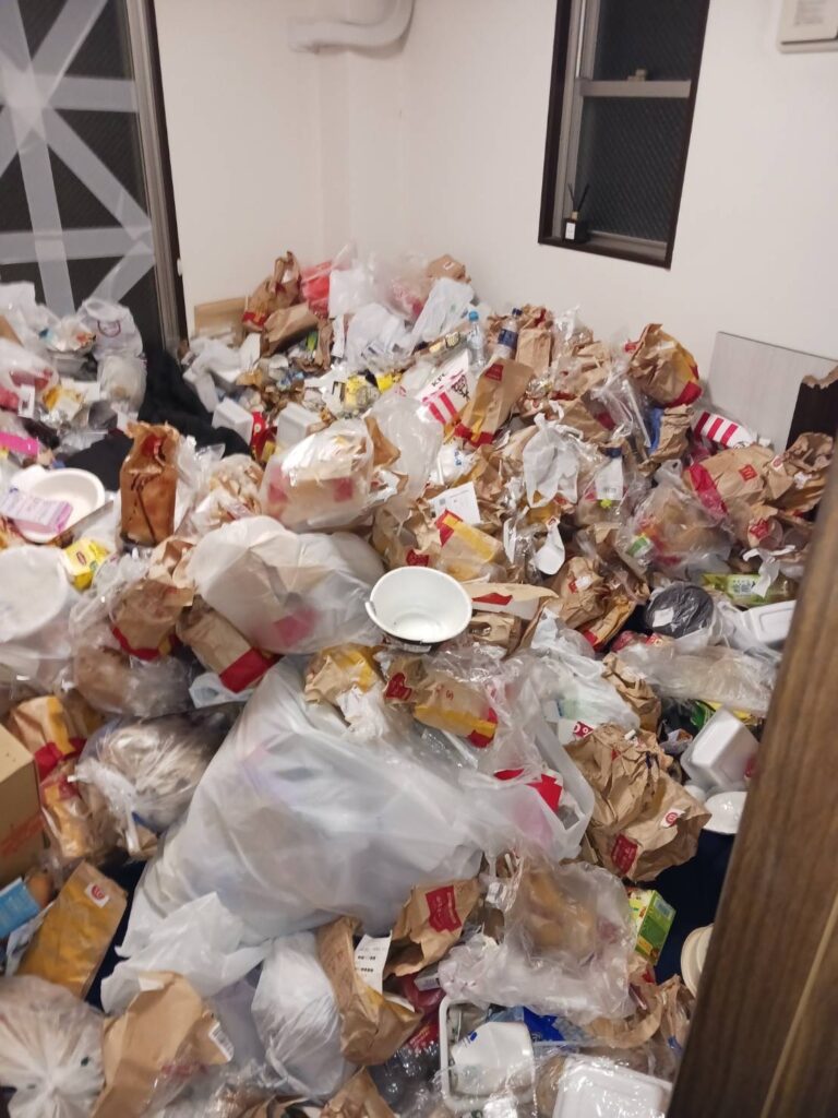 鹿児島県鹿屋市2DKアパートY様のゴミ屋敷片付け事例 Before
