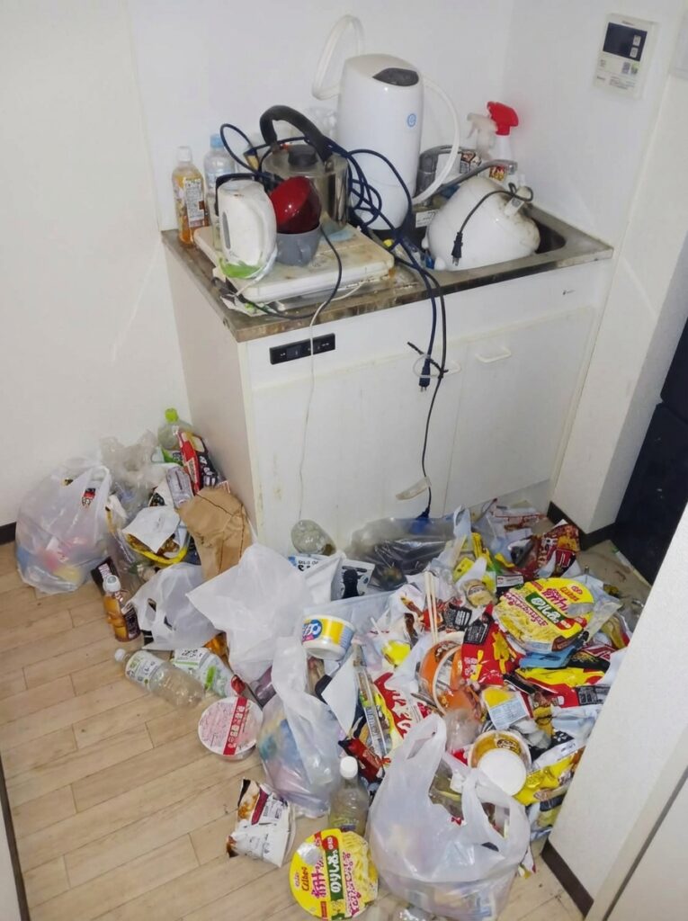 宮崎県五ヶ瀬町1DKマンションM様のゴミ屋敷片付け事例 Before