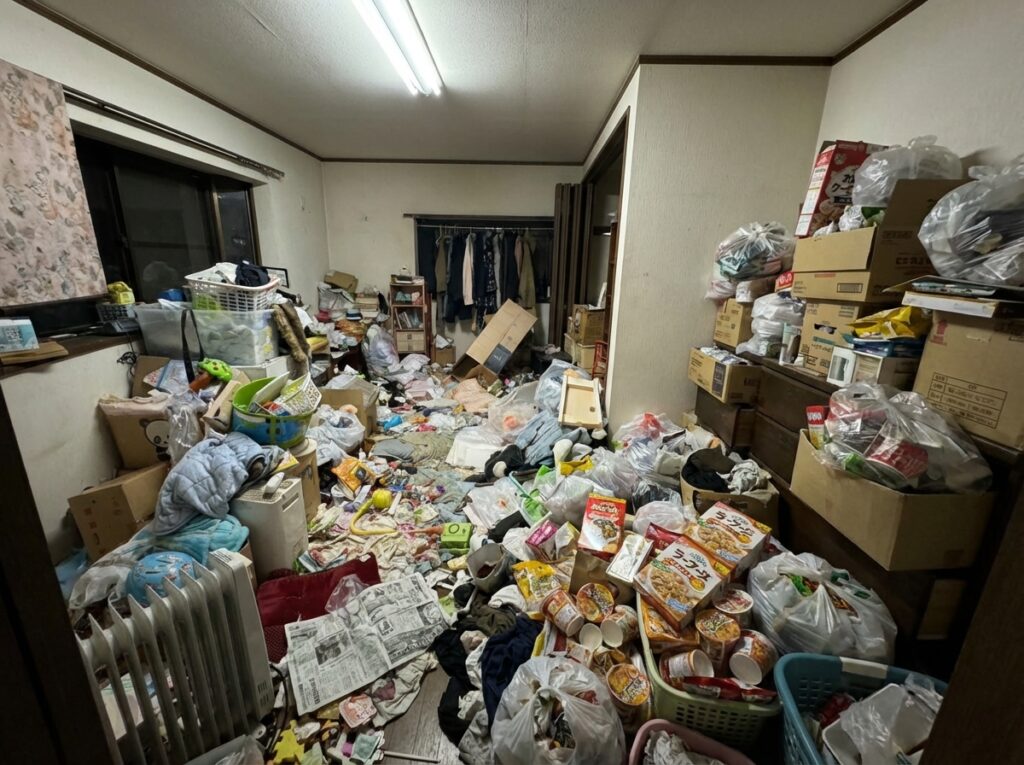 宮崎県串間市2DKアパートT様のゴミ屋敷片付け事例 Before