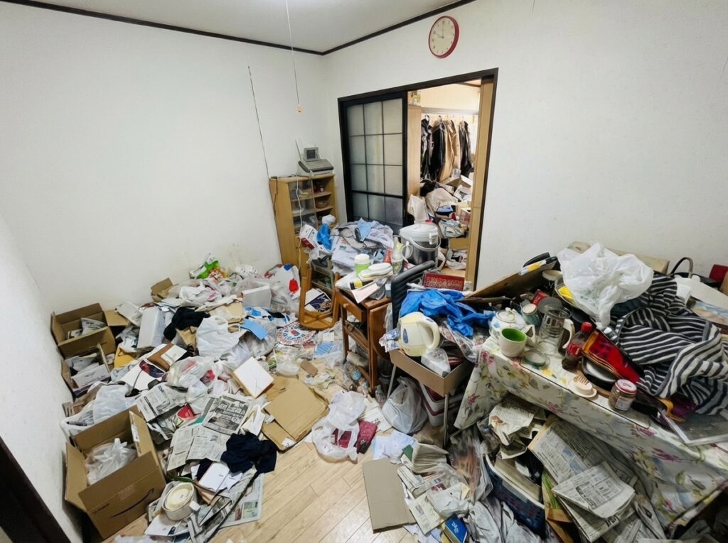 鹿児島県指宿市1KアパートI様のゴミ屋敷片付け事例 Before