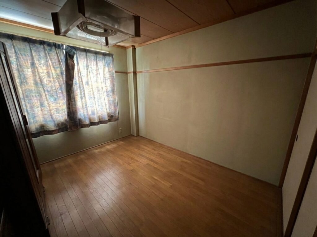 ゴミ屋敷片付け｜北海道せたな町1KマンションＭ.Ｍ様の作業事例 Before