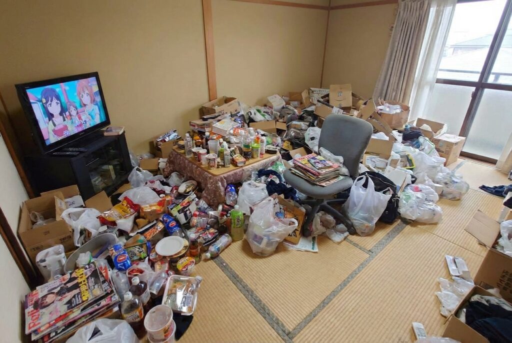 ゴミ屋敷片付け｜北海道八雲町1KアパートＨ.Ｅ様の作業事例 Before