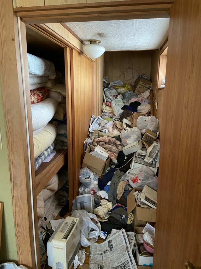 ゴミ屋敷片付け｜北海道利尻富士町5LDK以上アパートＳ.Ｅ様の作業事例 Before