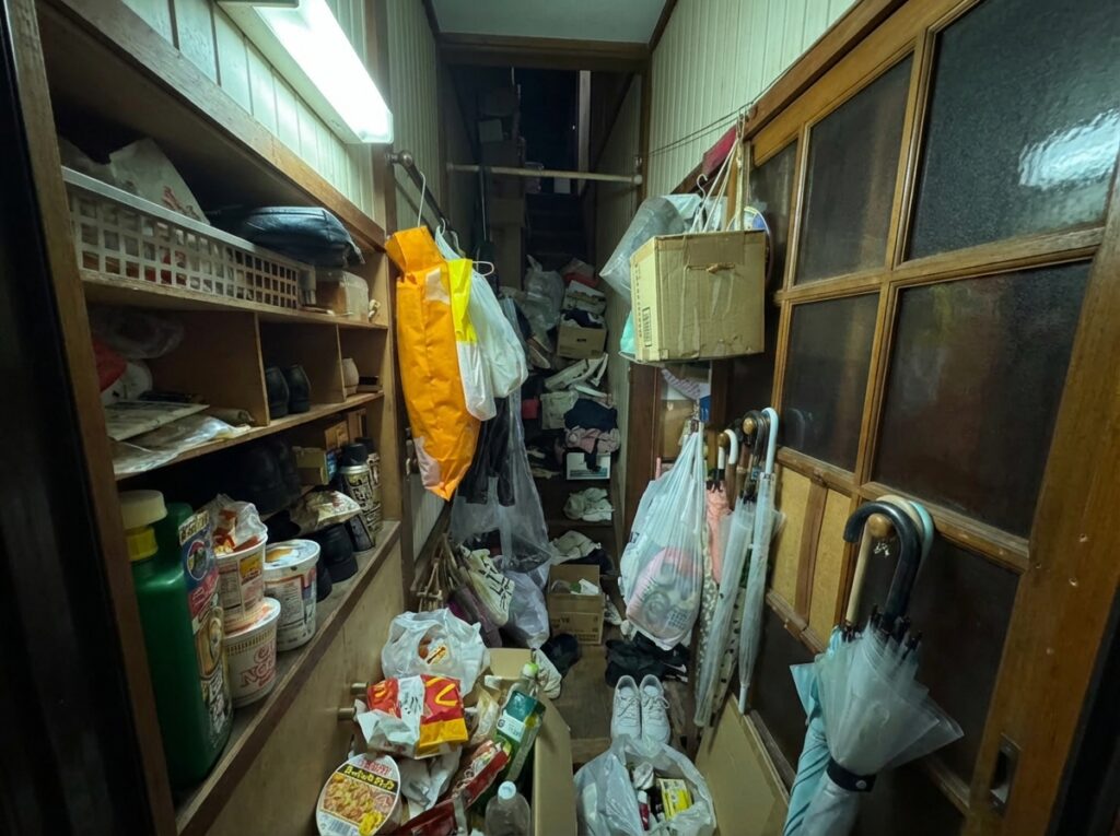 ゴミ屋敷片付け｜北海道喜茂別町2LDKアパートＭ.Ａ様の作業事例 Before