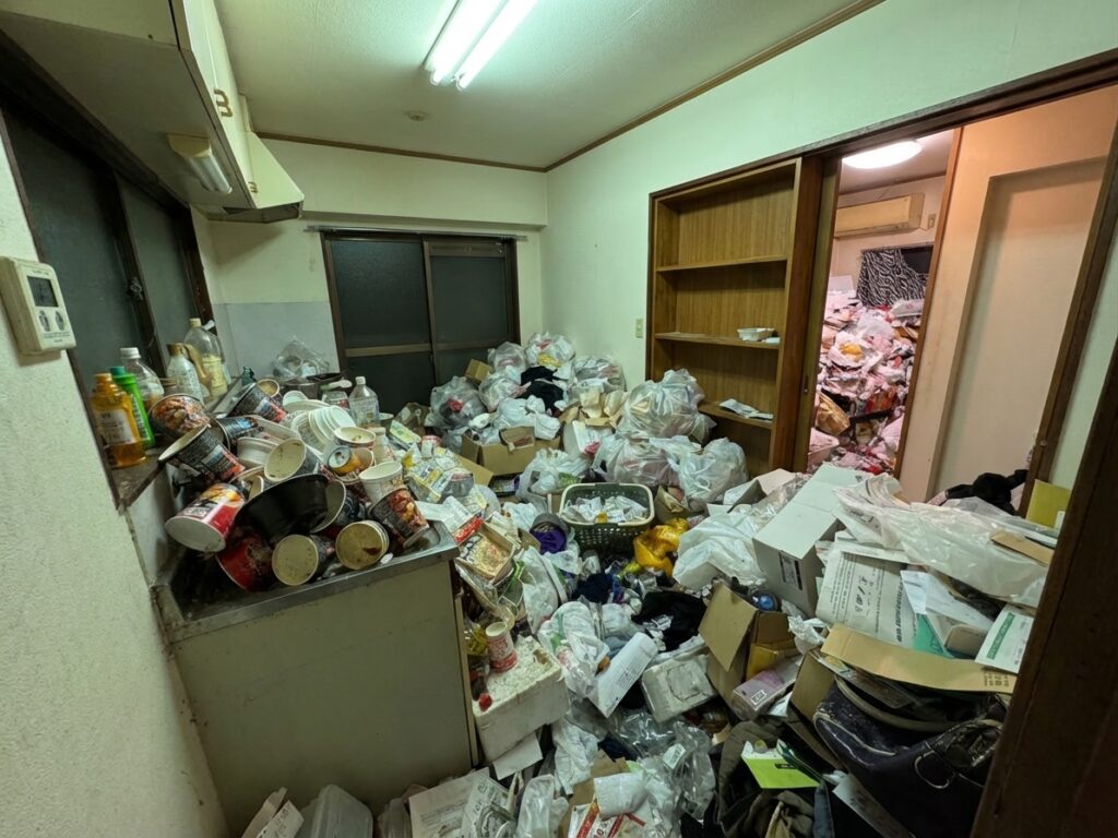 ゴミ屋敷片付け｜北海道奥尻町1KマンションＭ.Ｒ様の作業事例 Before