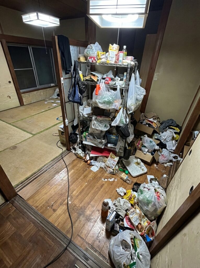 ゴミ屋敷片付け｜北海道石狩市3DKアパートＴ.Ｅ様の作業事例 Before