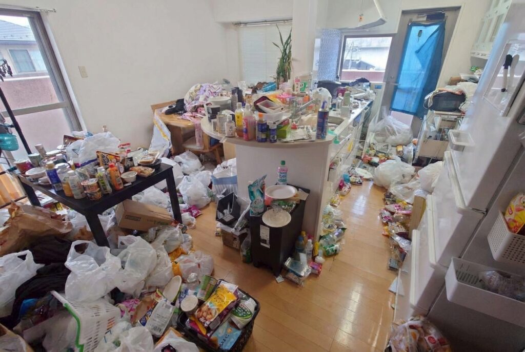 ゴミ屋敷片付け｜奈良県東吉野村2KアパートＭ.Ａ様の作業事例 Before