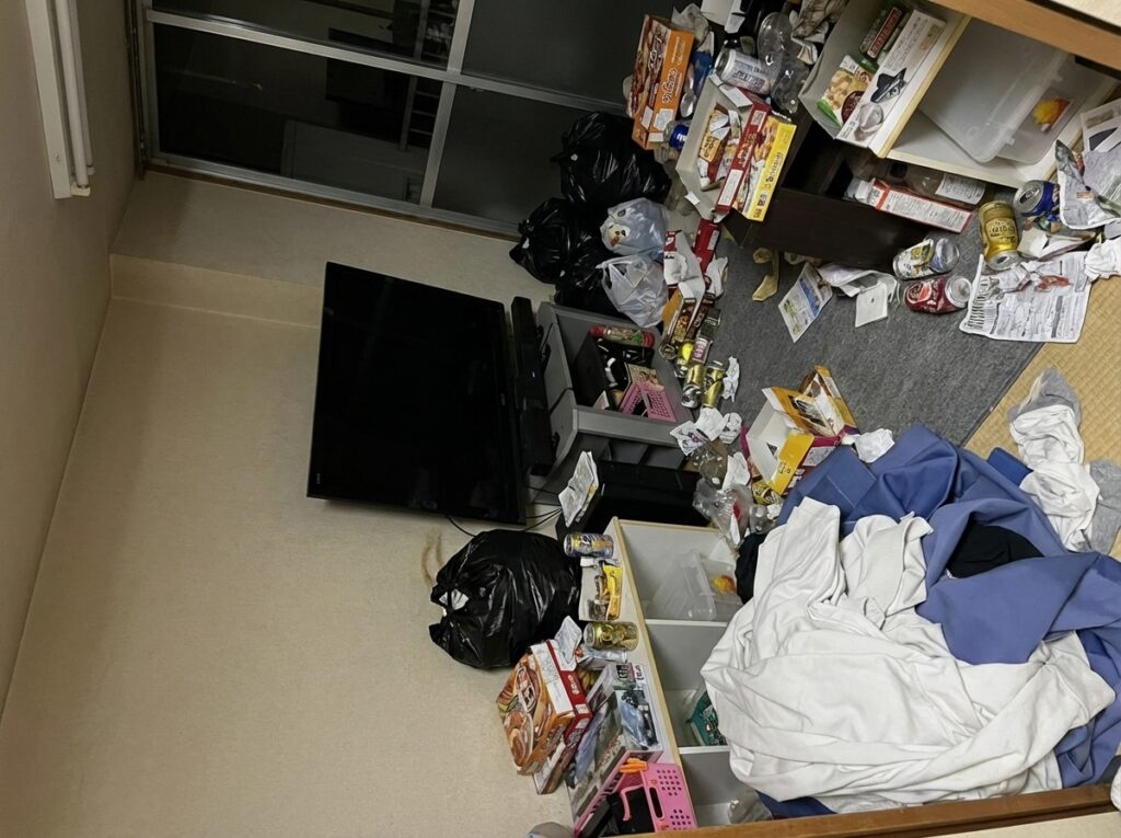 ゴミ屋敷片付け｜岡山県美咲町2KアパートＦ.Ｎ様の作業事例 Before