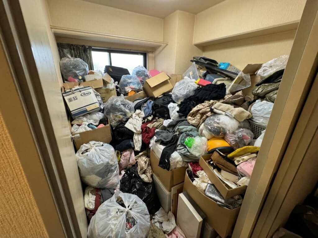 ゴミ屋敷片付け｜島根県知夫村1R（ワンルーム）アパートＹ.Ｎ様の作業事例 Before
