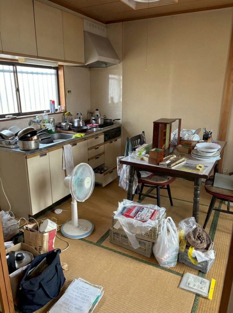 ゴミ屋敷片付け｜島根県西ノ島町2K戸建て（一軒家）Ｋ.Ｒ様の作業事例 Before