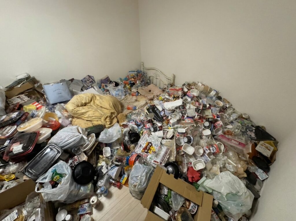 ゴミ屋敷片付け｜島根県隠岐の島町5LDK以上二世帯住宅Ａ.Ｔ様の作業事例 Before