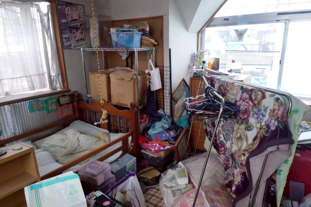 ゴミ屋敷片付け｜島根県雲南市4LDK二世帯住宅Ａ.Ｋ様の作業事例 Before