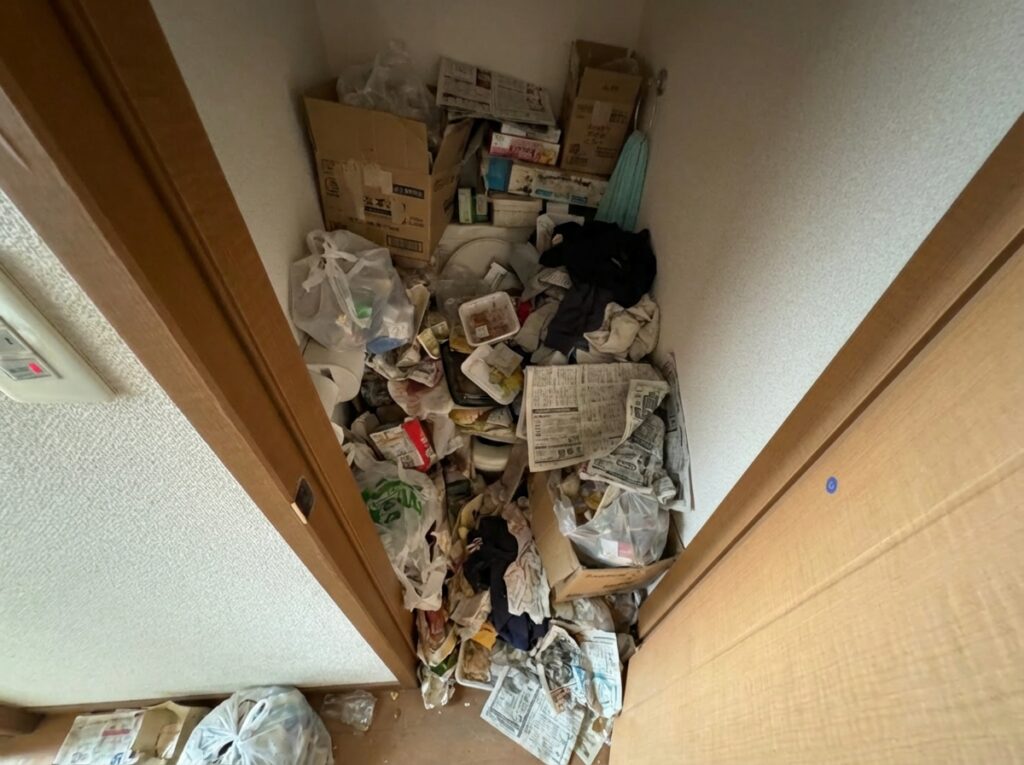 ゴミ屋敷片付け｜広島県北広島町2DKアパートＩ.Ｙ様の作業事例 Before