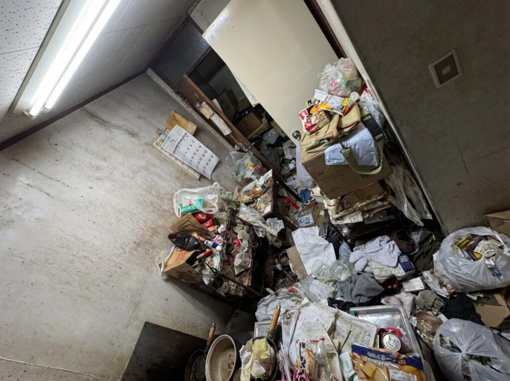 ゴミ屋敷片付け｜広島県広島市中区1KマンションＡ.Ｊ様の作業事例 Before