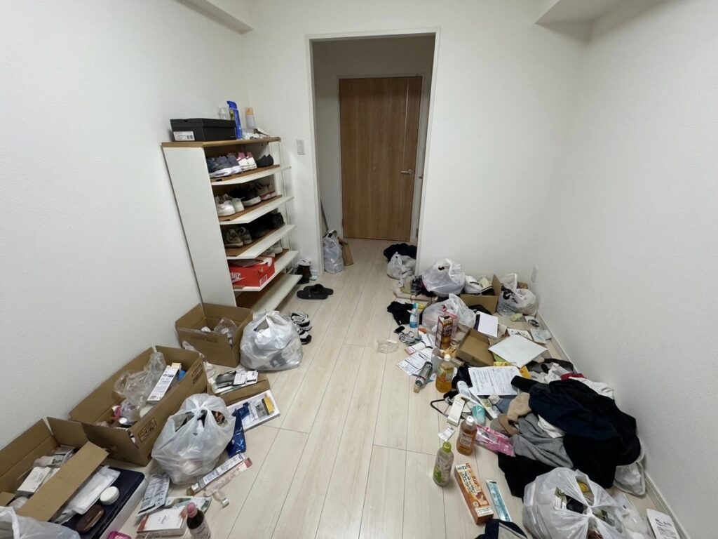ゴミ屋敷片付け｜広島県府中市2KアパートＹ.Ｍ様の作業事例 Before