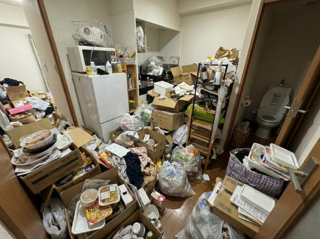 ゴミ屋敷片付け｜東京都檜原村1DKマンションＭ.Ｙ様の作業事例 Before