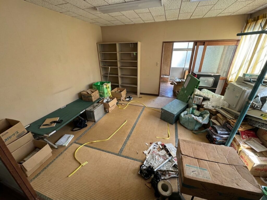 宮崎県諸塚村1KマンションF様のゴミ屋敷片付け事例 Before