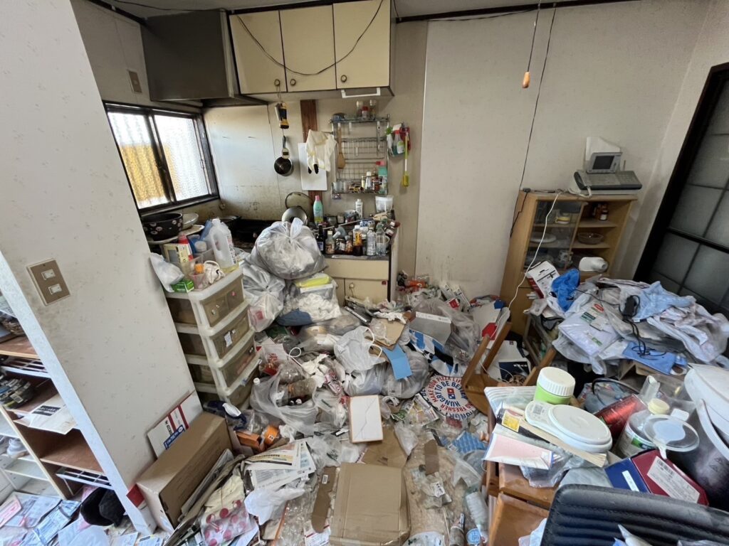 鹿児島県垂水市1DKマンションF様のゴミ屋敷片付け事例 Before