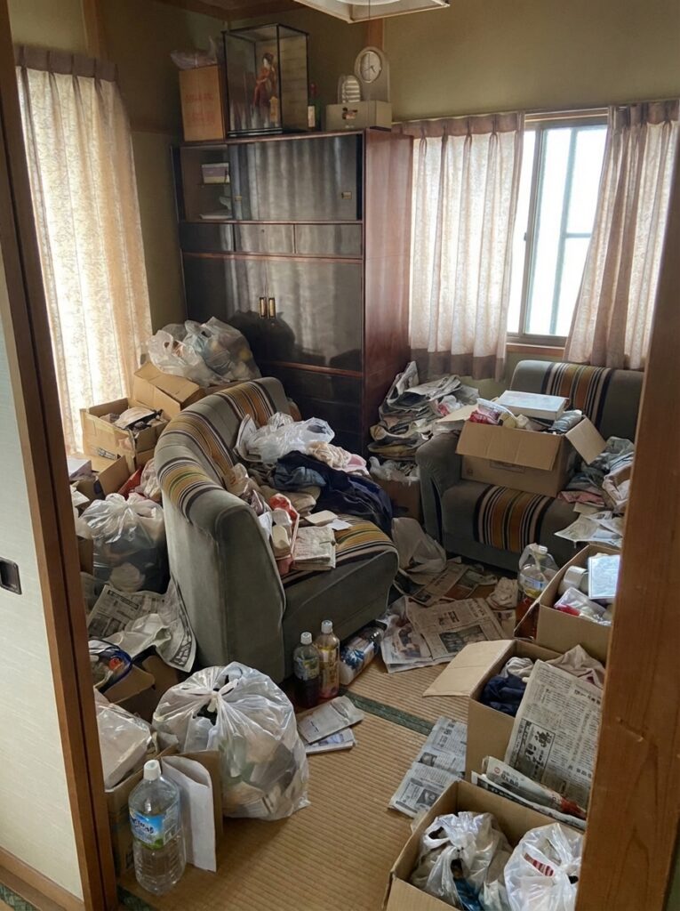 鹿児島県龍郷町2DKアパートN様のゴミ屋敷片付け事例 Before