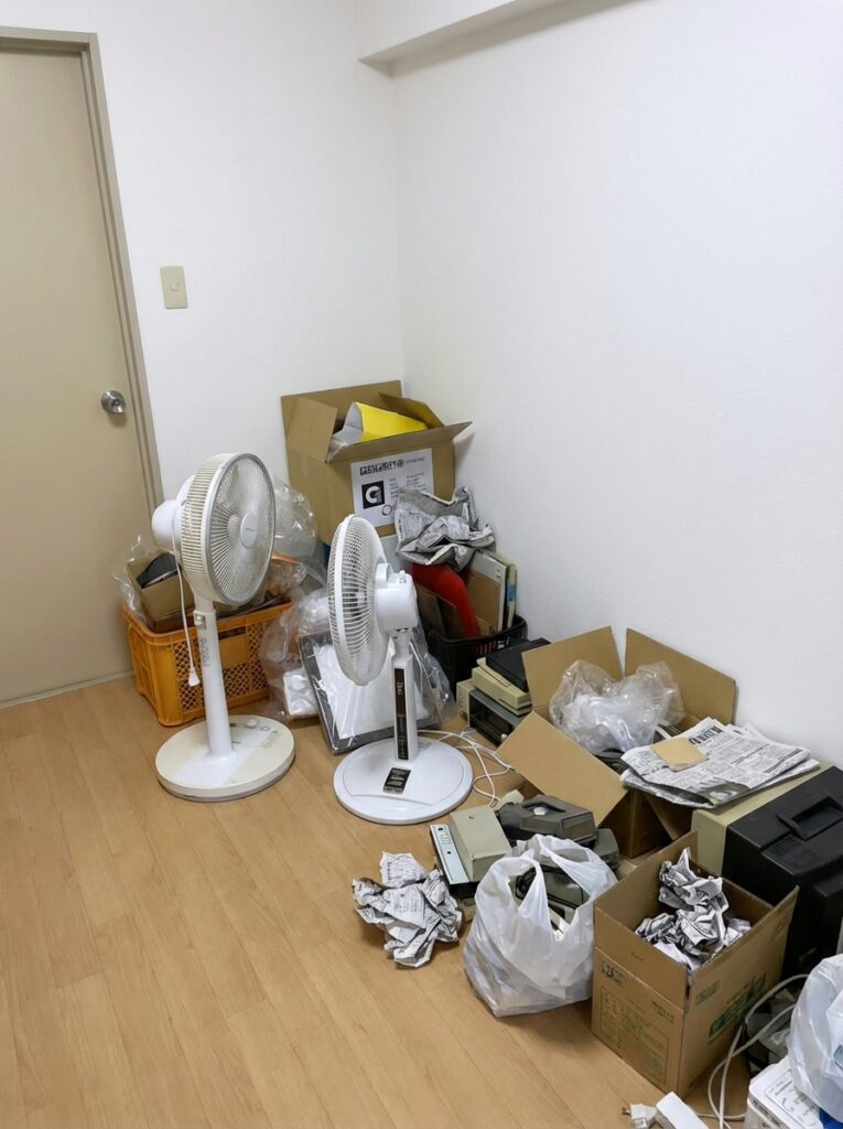 鹿児島県和泊町2DKアパートK様のゴミ屋敷片付け事例 Before