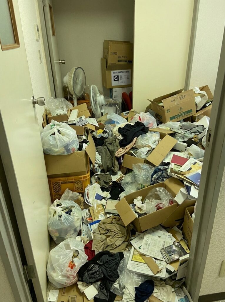 鹿児島県知名町1LDKアパートM様のゴミ屋敷片付け事例 Before