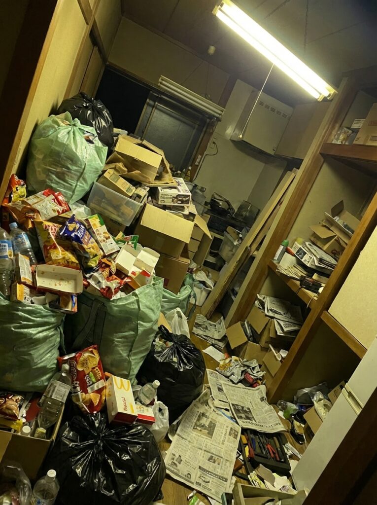 沖縄県南城市4LDK戸建てS様のゴミ屋敷片付け事例 Before