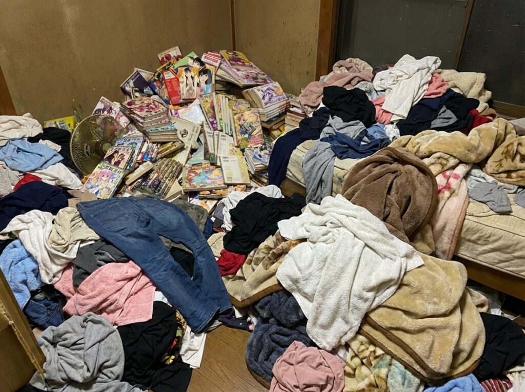 沖縄県大宜味村2DKマンションI様のゴミ屋敷片付け事例 Before