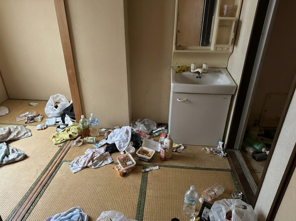 沖縄県北中城村1DKマンションS様のゴミ屋敷片付け事例 Before