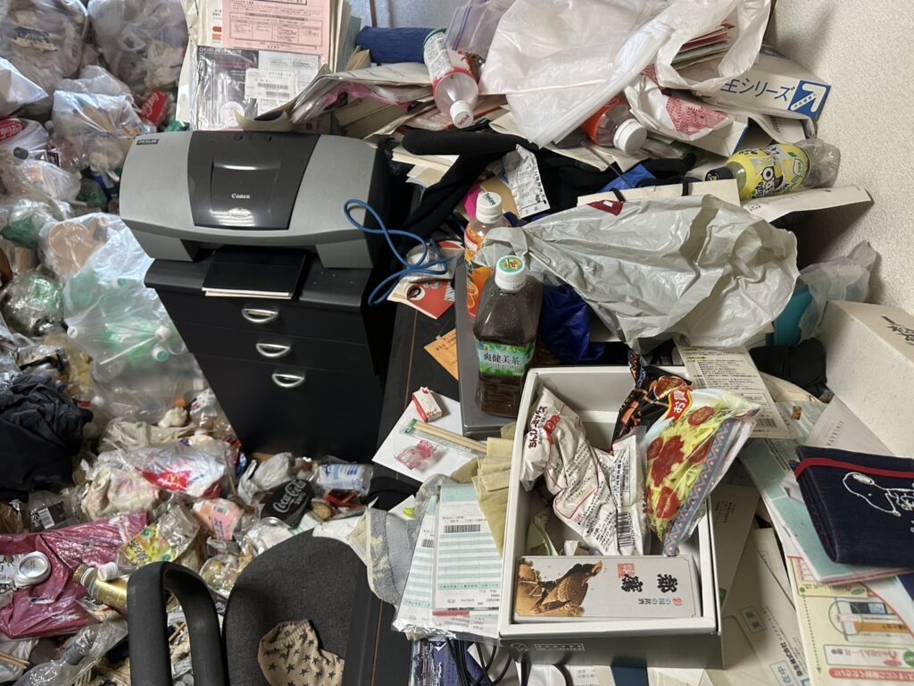 沖縄県北中城村1KアパートM様のゴミ屋敷片付け事例 Before