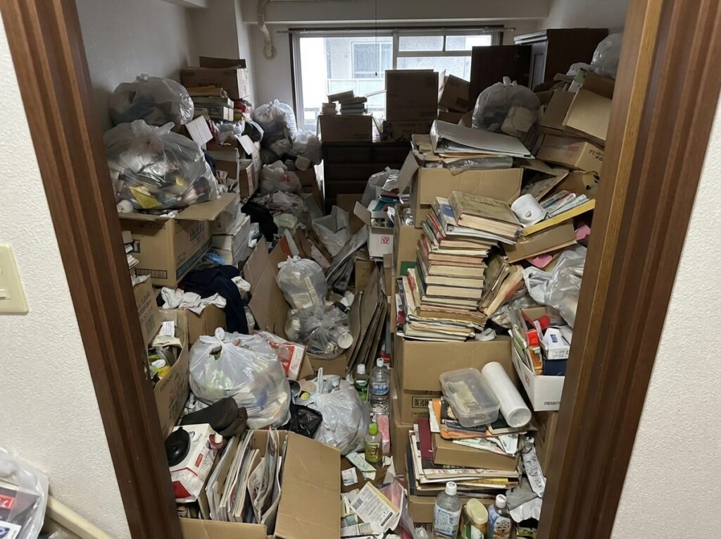 沖縄県与那原町2DKマンションU様のゴミ屋敷片付け事例 Before