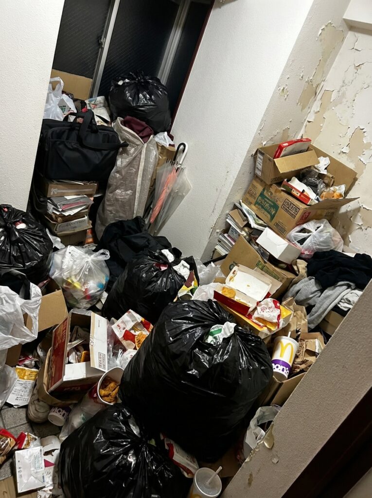 沖縄県南風原町1LDKマンションU様のゴミ屋敷片付け事例 Before