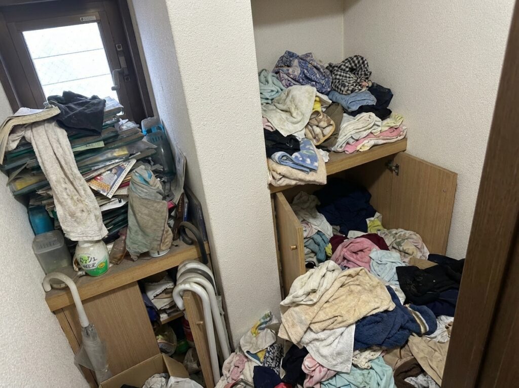 沖縄県渡嘉敷村2DKマンションK様のゴミ屋敷片付け事例 Before