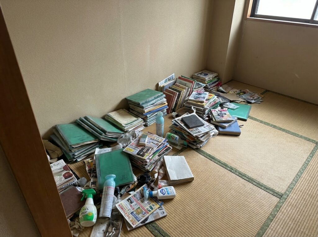 沖縄県渡嘉敷村4LDK戸建てS様のゴミ屋敷片付け事例 Before