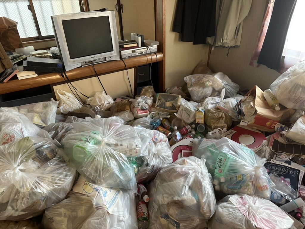 沖縄県座間味村2LDKマンションF様のゴミ屋敷片付け事例 Before