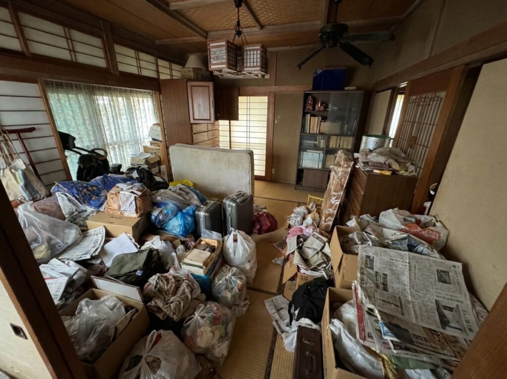 沖縄県伊平屋村4LDK戸建てS様のゴミ屋敷片付け事例 Before