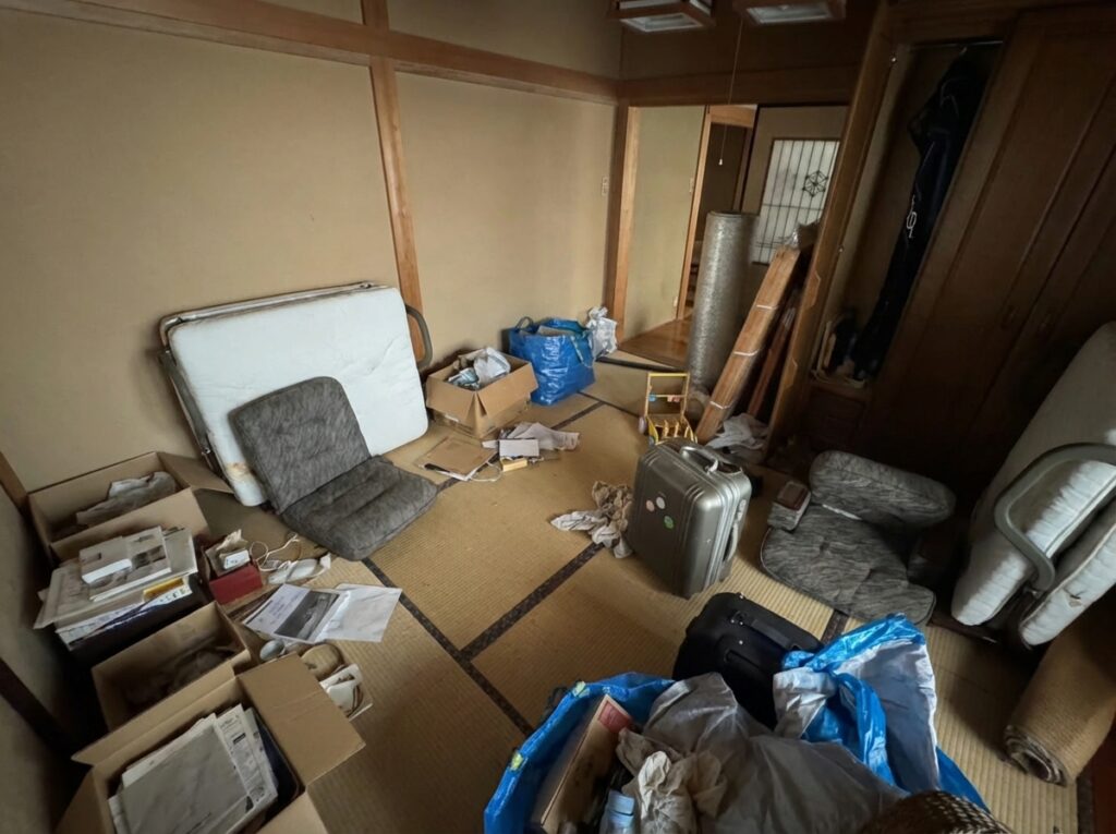 沖縄県竹富町2LDKアパートA様のゴミ屋敷片付け事例 Before