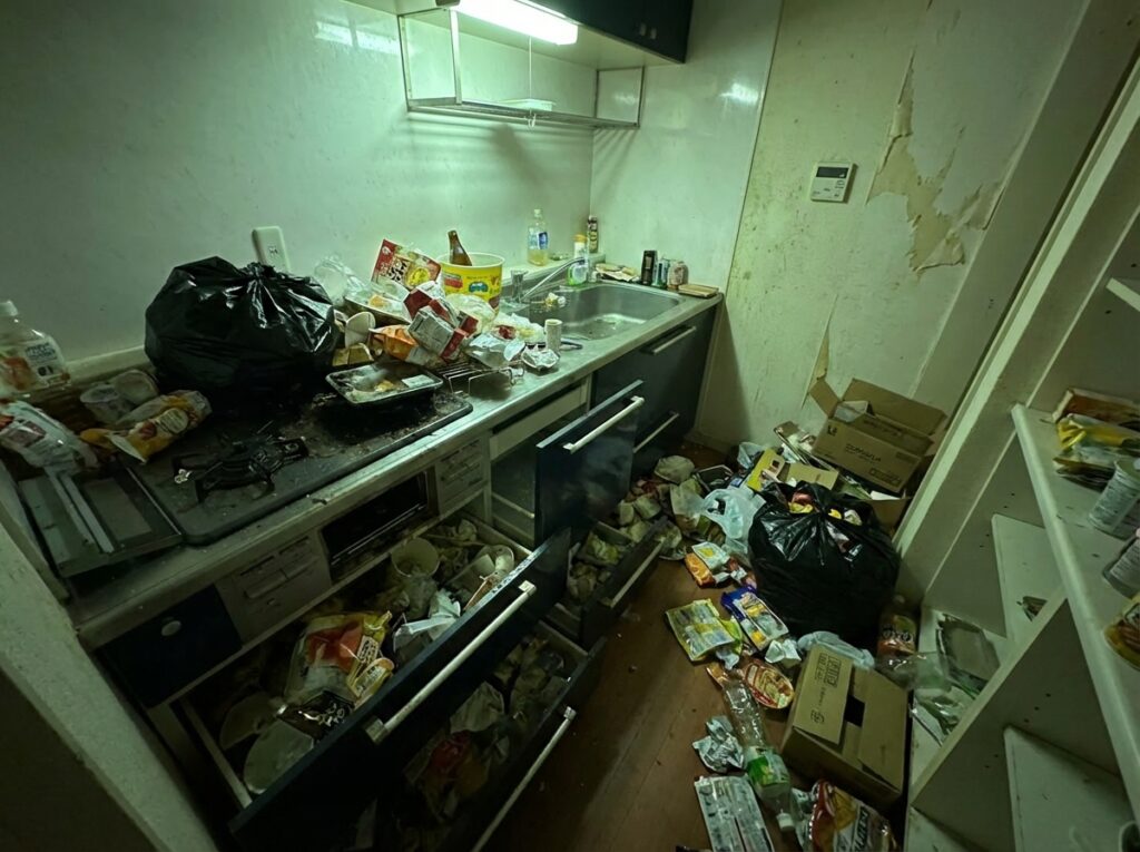 北海道留萌市2DKマンションF様のゴミ屋敷片付け事例 Before
