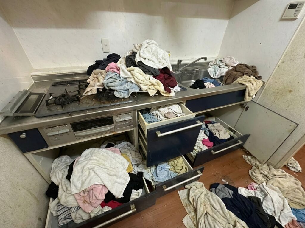 北海道留萌市1DKアパートS様のゴミ屋敷片付け事例 Before