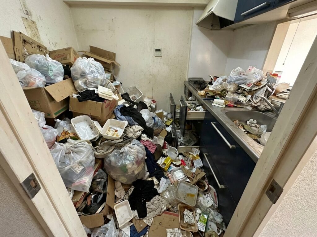 北海道留萌市1LDKマンションH様のゴミ屋敷片付け事例 Before