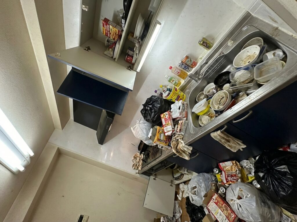 北海道芦別市1KマンションN様のゴミ屋敷片付け事例 Before