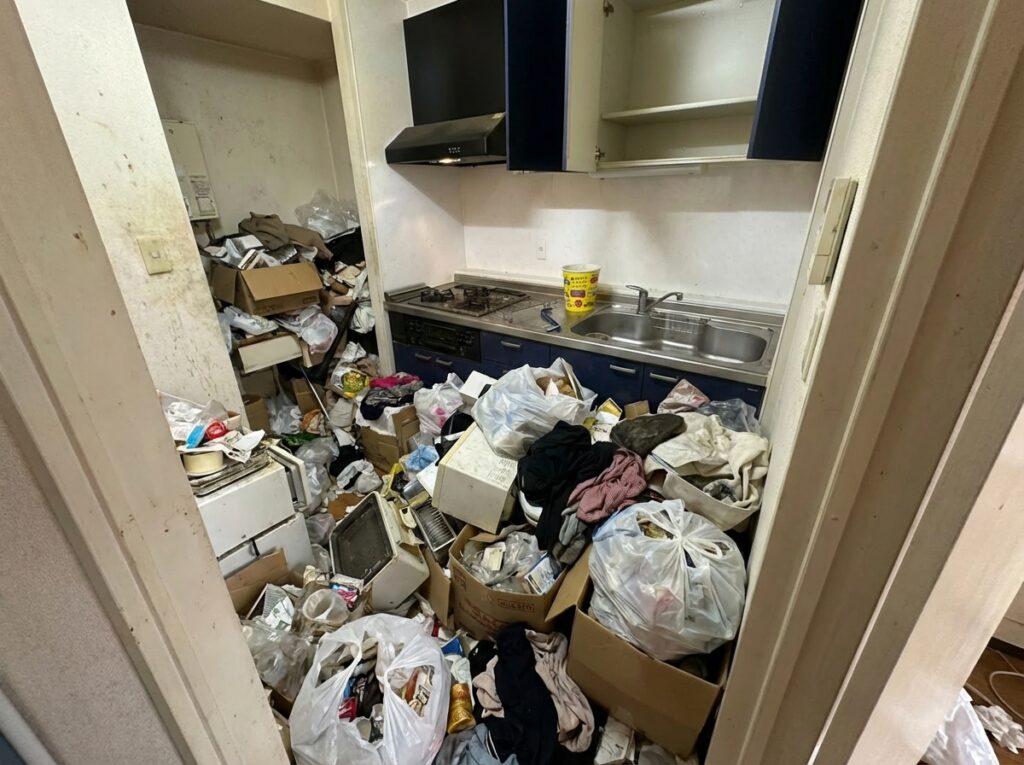 北海道芦別市1LDKアパートI様のゴミ屋敷片付け事例 Before