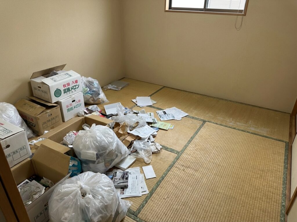 北海道砂川市1LDKマンションT様のゴミ屋敷片付け事例 Before