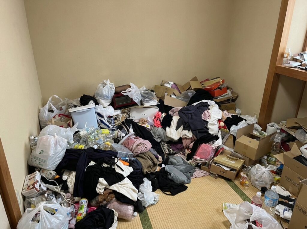 北海道八雲町4LDK店舗兼住宅Y様のゴミ屋敷片付け事例 Before