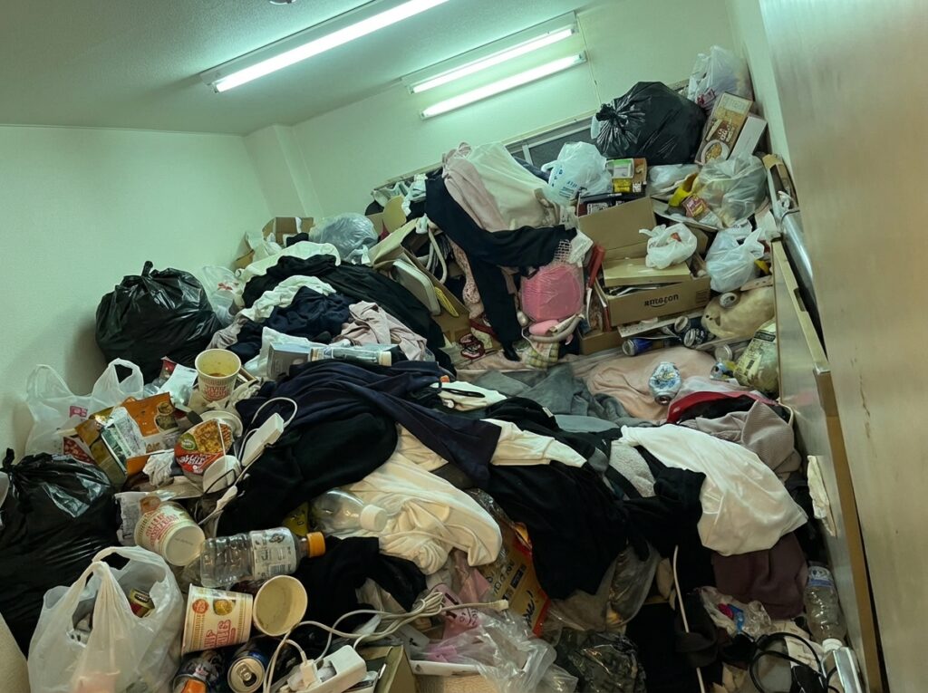 北海道長万部町5LDK以上二世帯住宅T様のゴミ屋敷片付け事例 Before