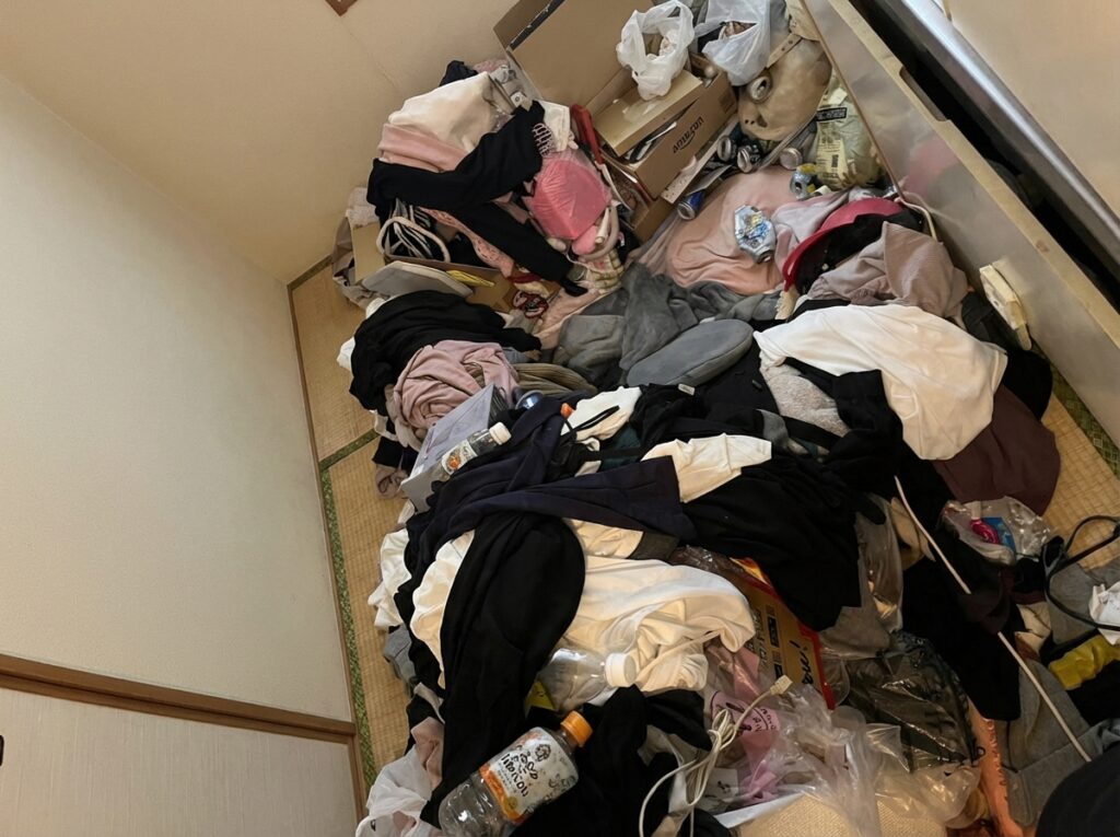北海道江差町1KアパートY様のゴミ屋敷片付け事例 Before