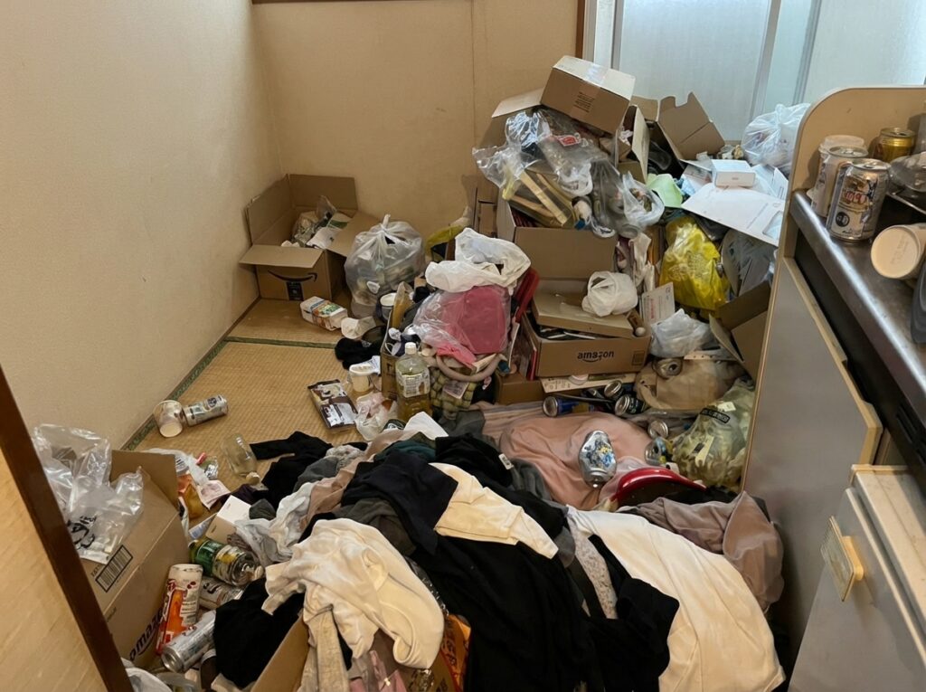 北海道奥尻町4LDK二世帯住宅A様のゴミ屋敷片付け事例 Before