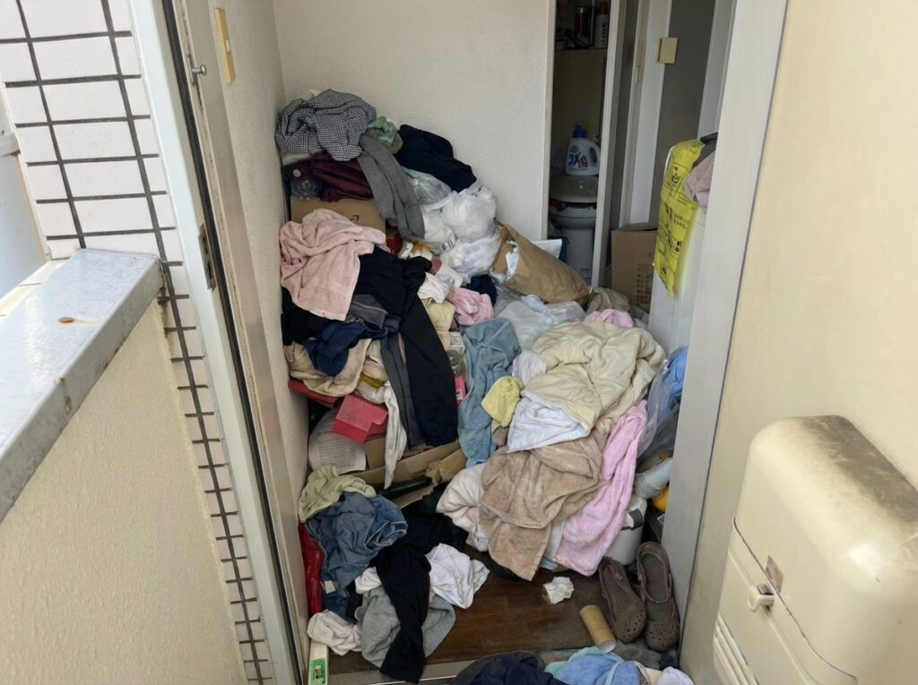 北海道黒松内町1RアパートU様のゴミ屋敷片付け事例 Before