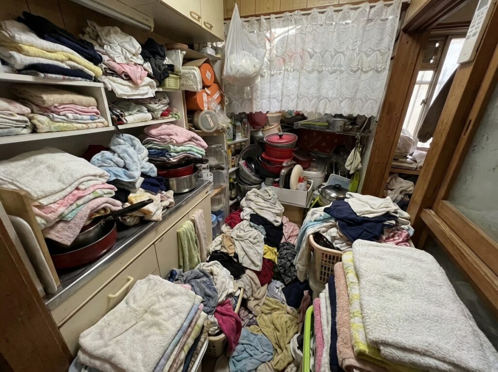 北海道積丹町4LDK店舗兼住宅I様のゴミ屋敷片付け事例 Before