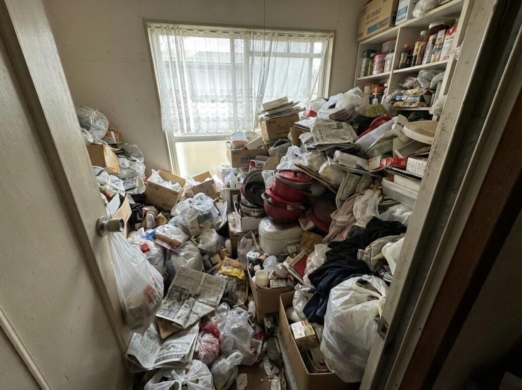 北海道積丹町3LDK以上二世帯住宅M様のゴミ屋敷片付け事例 Before
