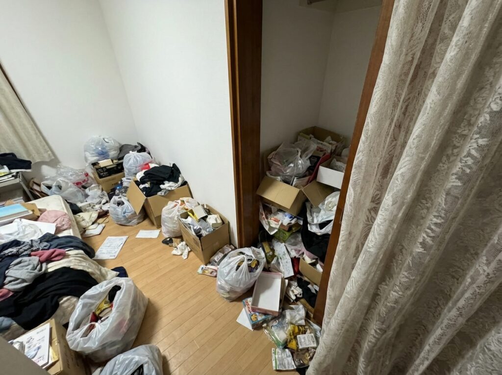 北海道奈井江町1KアパートY様のゴミ屋敷片付け事例 Before